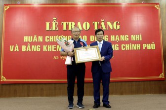 HLV Park Hang-seo và các trợ lý nhận phần thưởng cao quý của Việt Nam