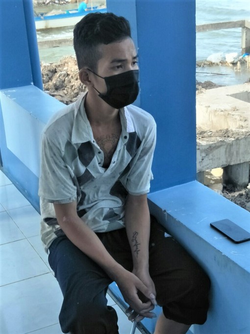 Ngư dân Cà Mau cứu 1 người gặp nạn trên biển