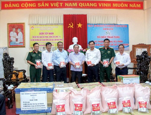 Trao vật phẩm y tế cho cộng đồng người Khmer gốc Việt tại Campuchia