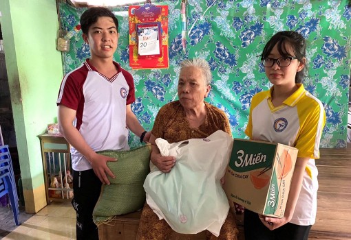 Sinh viên Trường Đại học Y Dược Cần Thơ mang “Mùa hè xanh”

về với quê hương