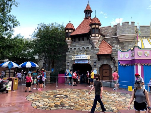 Các công viên chủ đề của Disney thay đổi để thích ứng với COVID-19