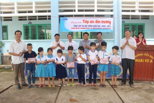 Báo Cần Thơ tặng học bổng, tập cho học sinh nghèo hiếu học