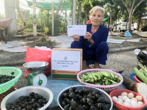 Bà cụ hiếu thảo tiếp tục được tặng tiền, quà nhân mùa Vu Lan