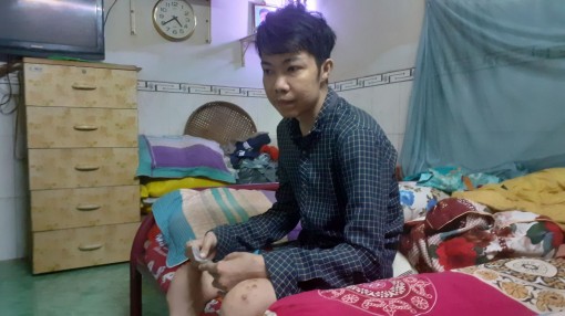 Trao tiền giúp đỡ anh Nguyễn Minh Trung