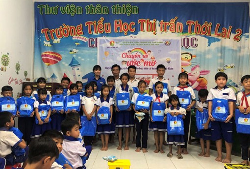 “Chuyến xe ước mơ” đến với học sinh nghèo 2 huyện ngoại thành