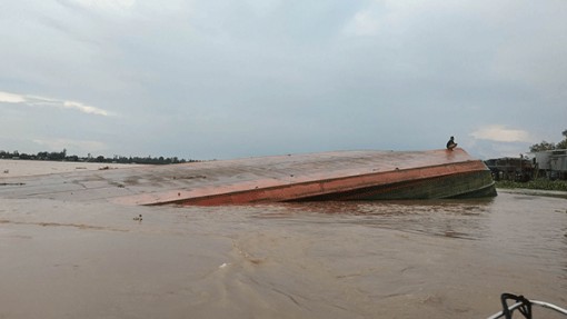Mưa to, hai sà lan chở cát gặp nạn trên sông Tiền