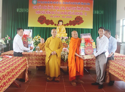 ទៅ​សួរ​សុខ​ទុក្ខ​និង​ប្រ​គេន​ទេយ្យ​វត្ថុ​ក្នុង​ឱកាស​បុណ្យ​សែន​ដូន​តា