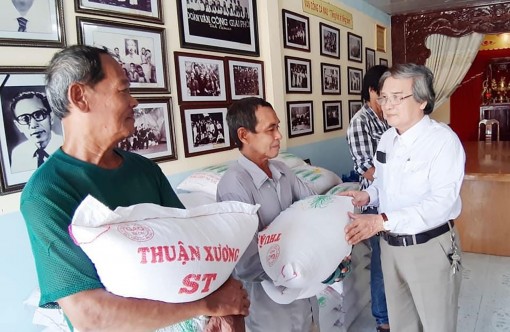 NSƯT Minh Hoàng tặng gạo hỗ trợ nghệ sĩ 

và bà con có hoàn cảnh khó khăn