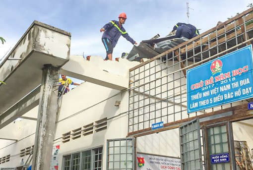 Mưa lớn, gió mạnh làm nhiều nhà cửa, phòng học bị sập, tốc mái