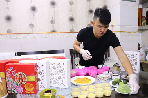 Thợ làm bánh vào mùa Trung thu