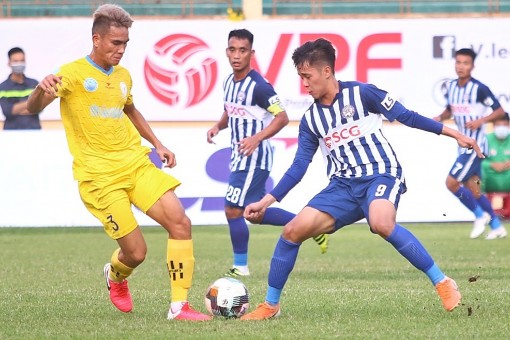 Bóng lăn trở lại, ông Park thở phào...