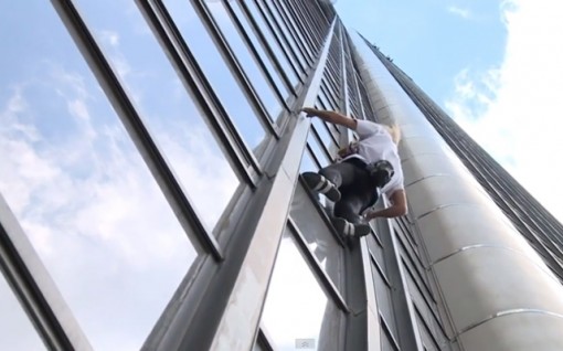 Pháp bắt giữ đối tượng leo lên tòa nhà cao nhất Paris