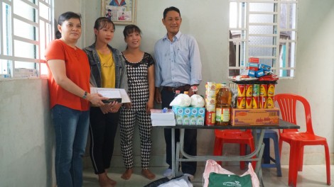 Nhóm từ thiện của chị Tuyết Lan hỗ trợ 2 hoàn cảnh khó khăn đăng trên Báo Cần Thơ