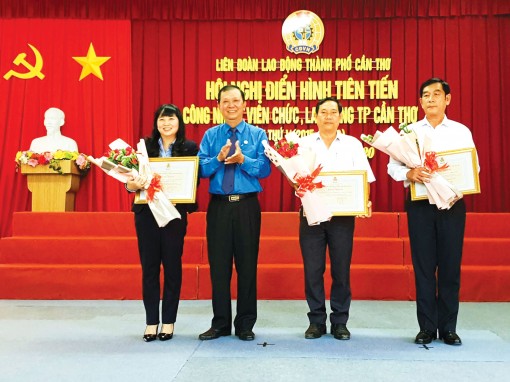 Khơi dậy tinh thần năng động,

sáng tạo của người lao động