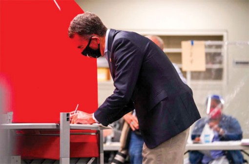 Ông Trump lấp lửng chuyện chuyển giao quyền lực