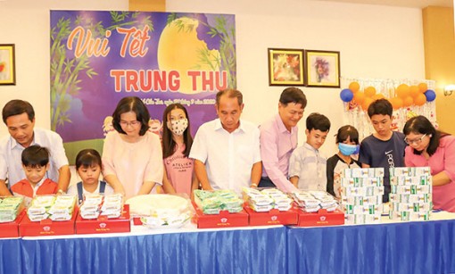 Họp mặt Vui Tết Trung thu với  trẻ có hoàn cảnh đặc biệt khó khăn