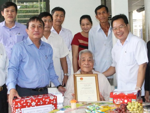 Quận Ninh Kiều chúc mừng

và tặng quà người cao tuổi