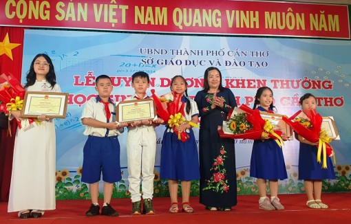 Tuyên dương, khen thưởng học sinh giỏi