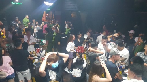 Kiểm tra quán bar ở quận Ninh Kiều,
phát hiện nhiều người dương tính với ma túy