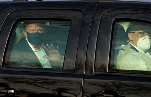 Ông Trump xuất hiện bên ngoài bệnh viện