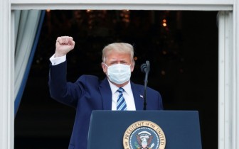 Tổng thống Trump không còn nguy cơ truyền bệnh COVID-19
