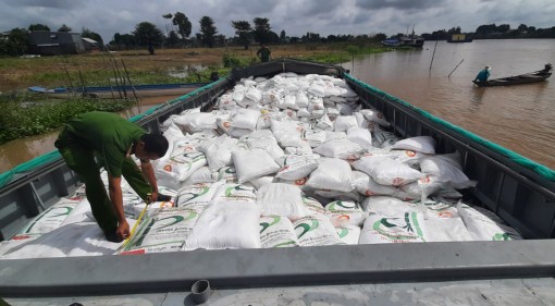 Bắt quả tang vợ chồng vận chuyển 100 tấn đường cát nhập lậu