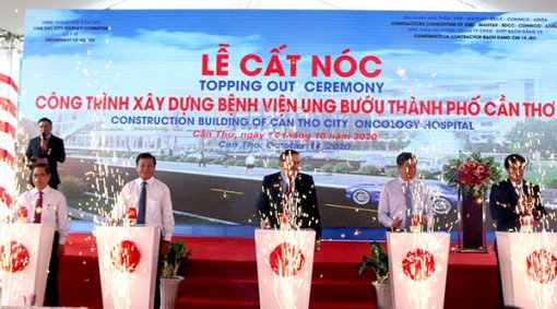 Tổ chức lễ cất nóc công trình Bệnh viện Ung bướu Cần Thơ