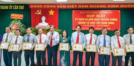 Họp mặt kỷ niệm 90 năm Ngày truyền thống ngành Tổ chức Xây dựng Ðảng