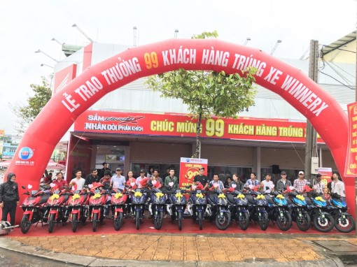 Hồng Đức trao xe đợt 2 cho khách hàng trúng thưởng chương trình “Sắm Winner X - Nhân đôi phấn khích”