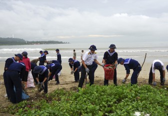 Lữ đoàn Công binh 83 tham gia dọn vệ sinh bờ biển tại Đà Nẵng