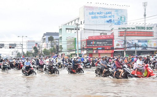 Tổ chức lực lượng ứng trực, hỗ trợ xe tắt máy do ngập nước