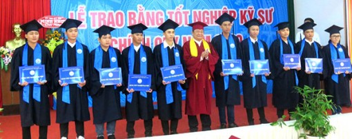 Trường Ðại học Kỹ thuật - Công nghệ Cần Thơ trao bằng tốt nghiệp cho 491 sinh viên