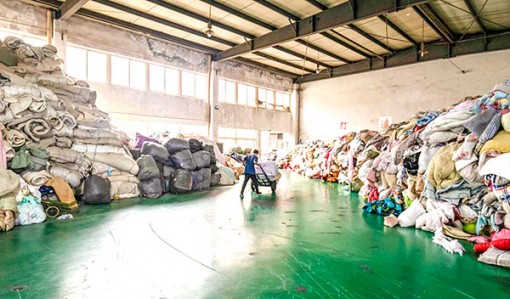 Núi quần áo cũ khiến Trung Quốc đau đầu