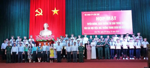 Tuyên dương thí sinh trúng tuyển vào các học viện, nhà trường trong Quân đội