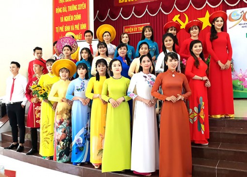 “Phụ nữ Thới Lai tự tin, duyên dáng áo dài Việt Nam”