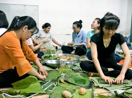 Gói bánh tét tặng đồng bào miền Trung