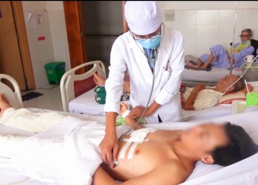 Dùng súng chĩa tự chế săn chuột, nam thanh niên bị thủng ngực