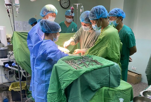 Huy động 20 bác sĩ cứu thành công bệnh nhân bị xe container cán