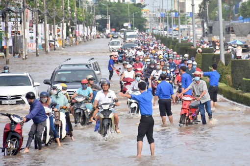 Tiếp tục tổ chức ứng trực, hỗ trợ xe bị tắt máy do ngập nước