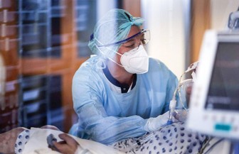 Nhiễm COVID-19 vẫn phải đi làm