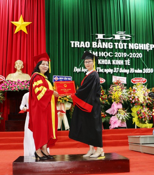 Trao bằng tốt nghiệp cho hơn 7.000 tân cử nhân, kỹ sư