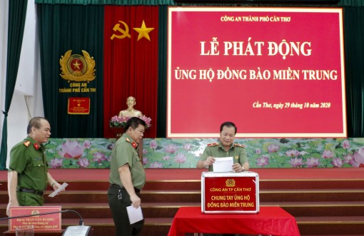 Công an TP Cần Thơ đóng góp ủng hộ đồng bào miền Trung