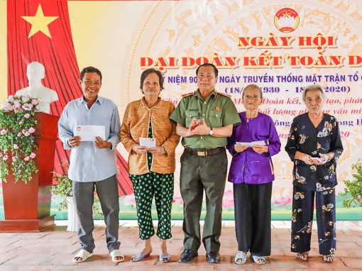 Ngày hội “Đại đoàn kết toàn dân tộc”

ở khu vực Phú Luông, quận Ô Môn