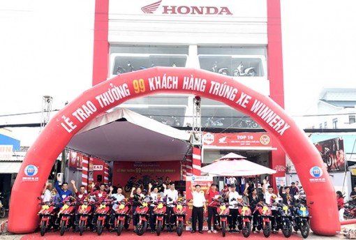 <span style="color: blue">Chương trình “Sắm Winner X - Nhân đôi phấn khích”</span>  <br> Hồng Đức đã trao xe cho 99 khách hàng trúng thưởng