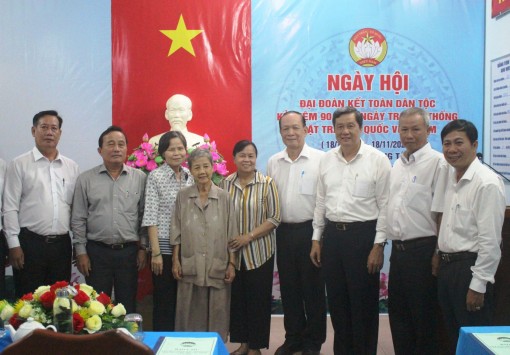 Lãnh đạo thành phố cùng nhân dân vui Ngày hội Đại đoàn kết toàn dân tộc