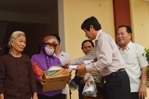 Đoàn cán bộ, y bác sĩ tình nguyện Cần Thơ hỗ trợ khám bệnh cho người dân miền Trung