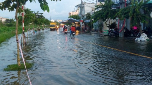 Mực nước triều cường tương đương báo động II và có dấu hiệu giảm dần