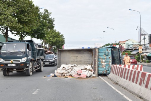 Tài xế lạc tay lái, xe tải tông dãy phân cách
