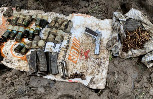 Múc đất, cải tạo vườn phát hiện hàng trăm viên đạn và 1 khẩu súng