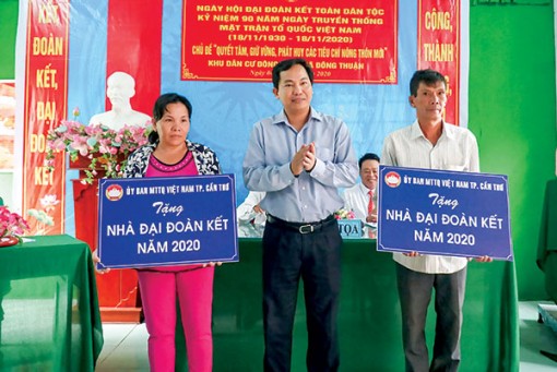 Bí thư Thành ủy dự Ngày hội Đại đoàn kết tại ấp Đông Hiển